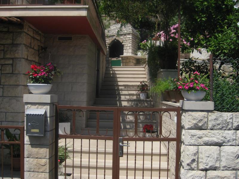 Apartments with parking space Splitska Brac - 2857 - image 2