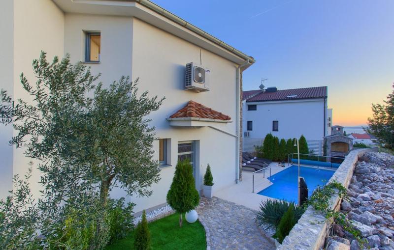 Holiday house with a swimming pool Krk - 23580 - image 4