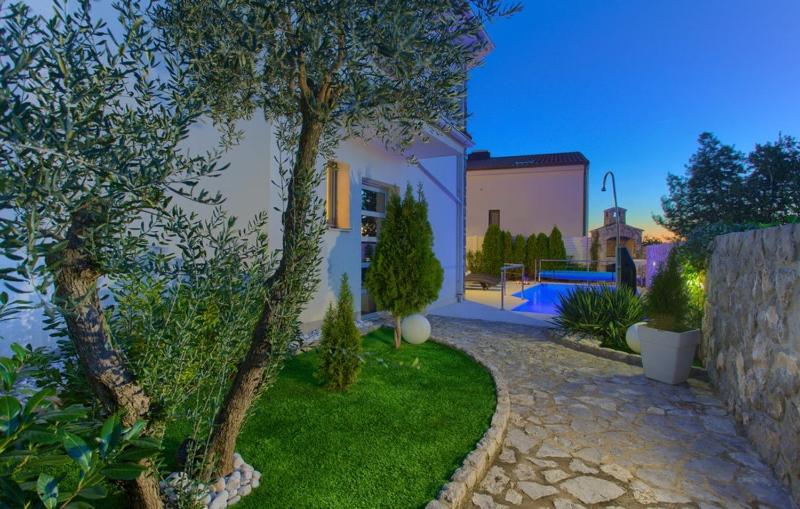 Holiday house with a swimming pool Krk - 23580 - image 6