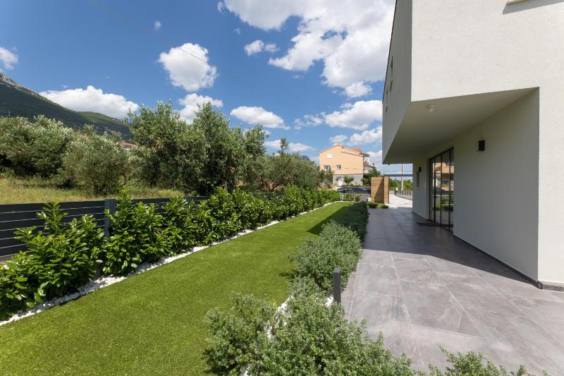 Luxury villa with a swimming pool Kastel Stari Kastela - 24431 - image 9