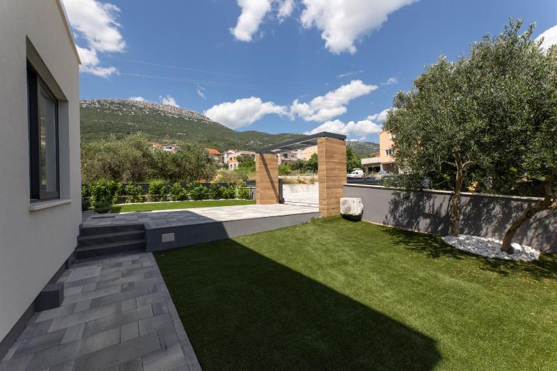Luxury villa with a swimming pool Kastel Stari Kastela - 24431 - image 36