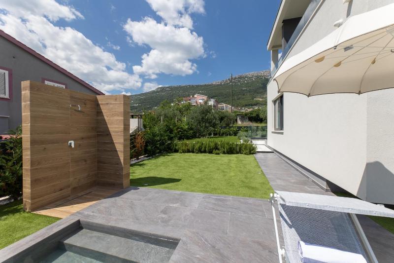 Luxury villa with a swimming pool Kastel Stari Kastela - 24431 - image 13
