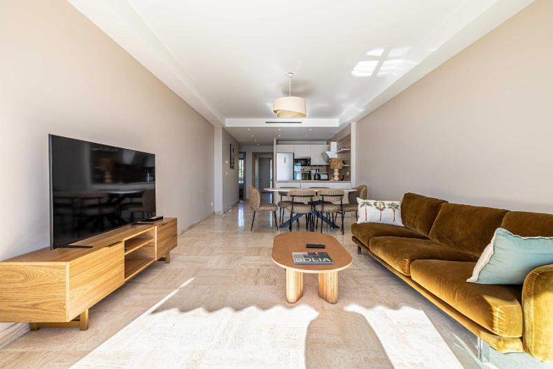 Spacious apartment a c 2BR 4P Cannes - image 3