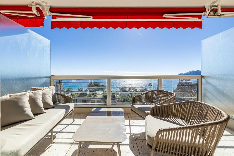 Spacious apartment a c 2BR 4P Cannes - image 1