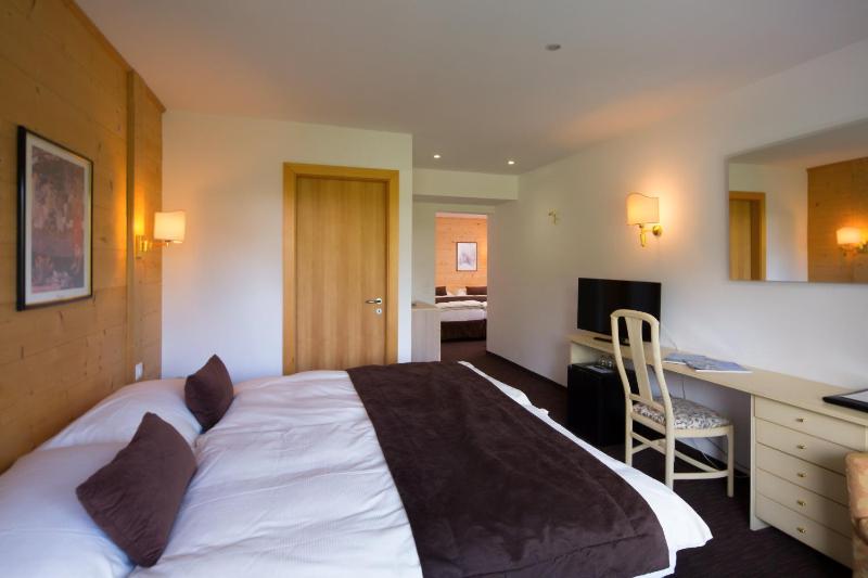 Standard Quadruple Room image 3