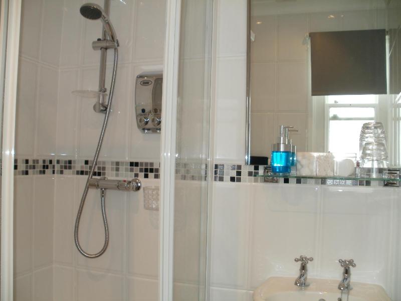 Twin Room image 3