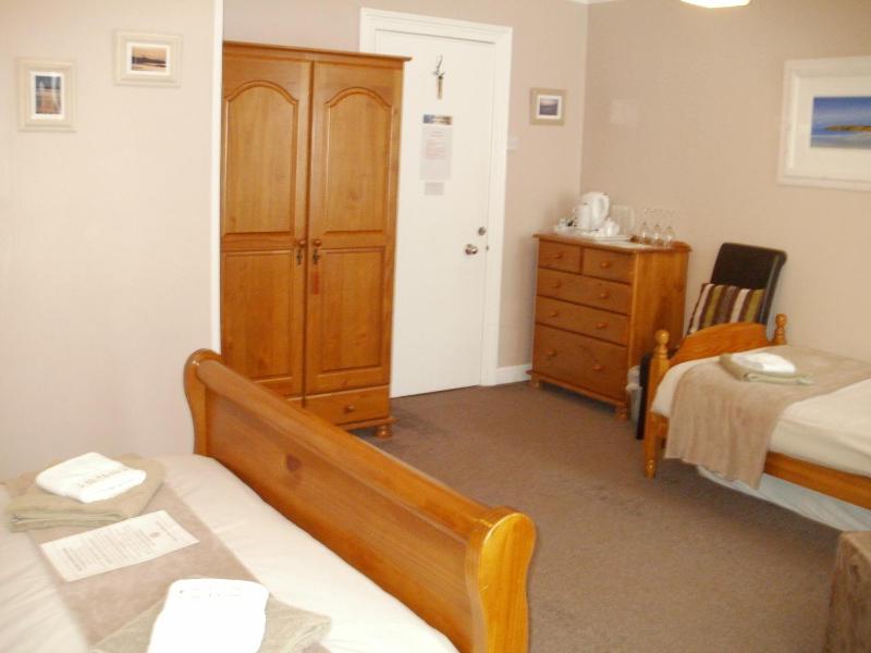 Family Room (2 Adults + 1 Child) image 3