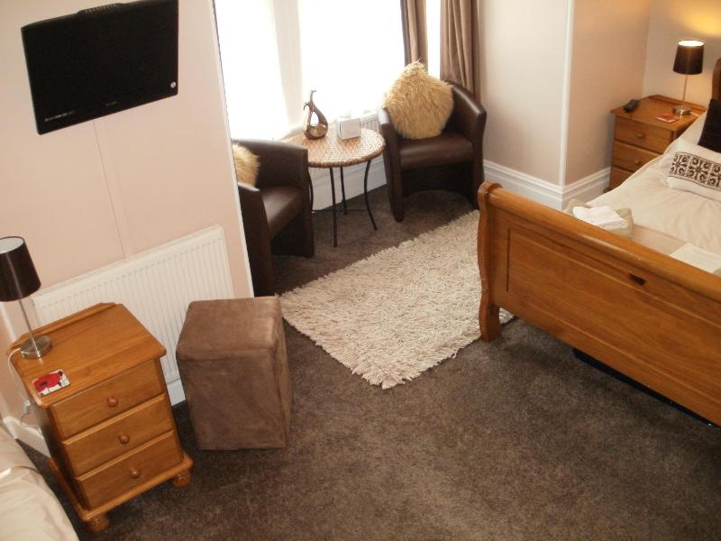 Family Room (2 Adults + 1 Child) image 2
