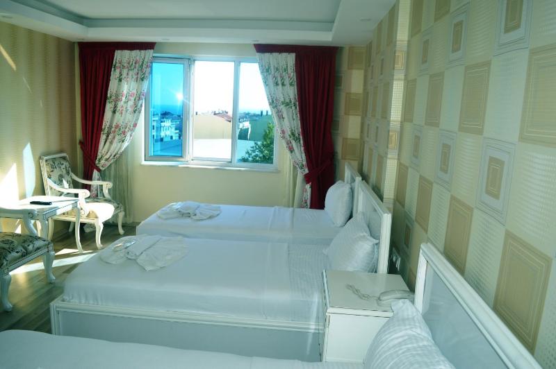 Comfort Triple Room with City View image 3