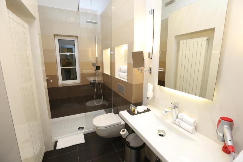 Standard Double Room image 3