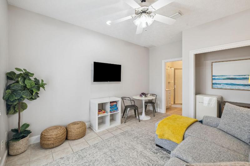 Tram-on-Time Carriage House by 30A Escapes - image 10