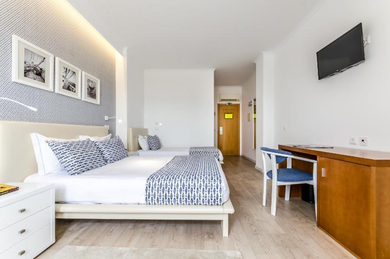 Triple Room with Sea View image 4