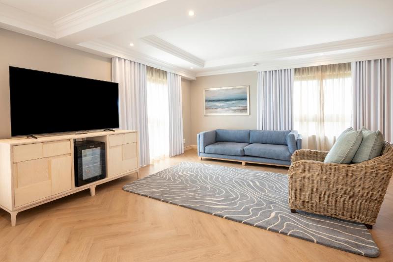 Garden Route Hotel - image 11