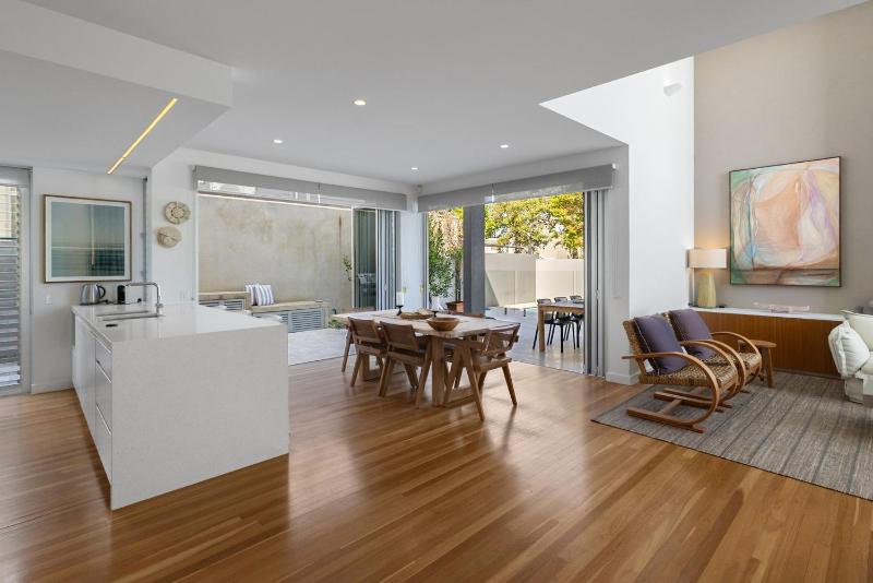 Anna Superbly Stylish Luxury Townhouse - image 6