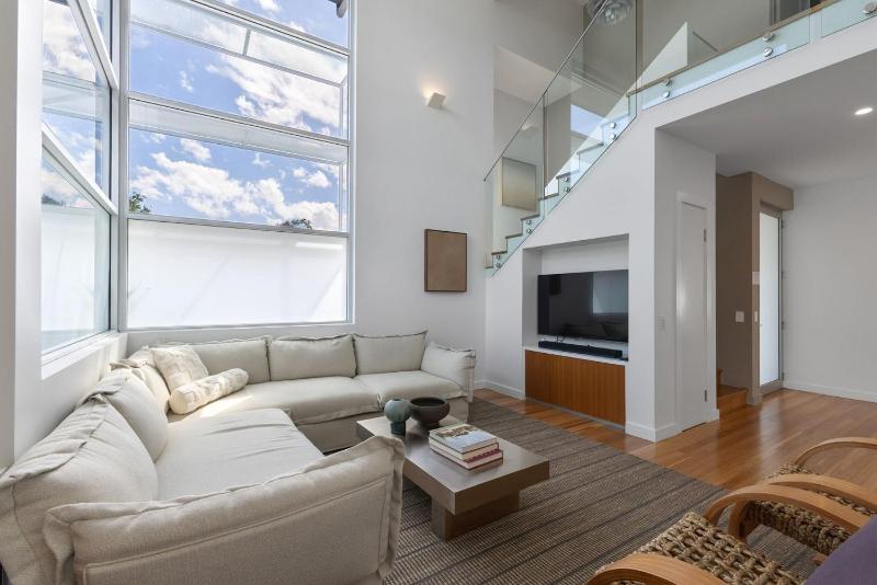 Anna Superbly Stylish Luxury Townhouse - image 15