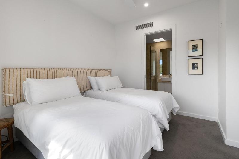 Anna Superbly Stylish Luxury Townhouse - image 3