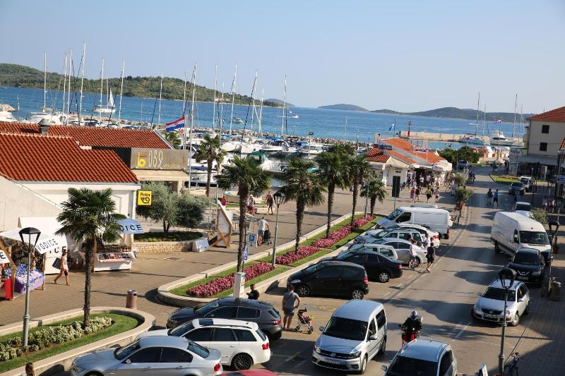 Apartments Centar - image 1