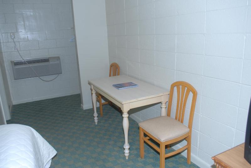 Queen Room with Pool View image 2