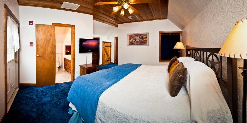Chalet 2 Queen 1 King - Comfort image 3