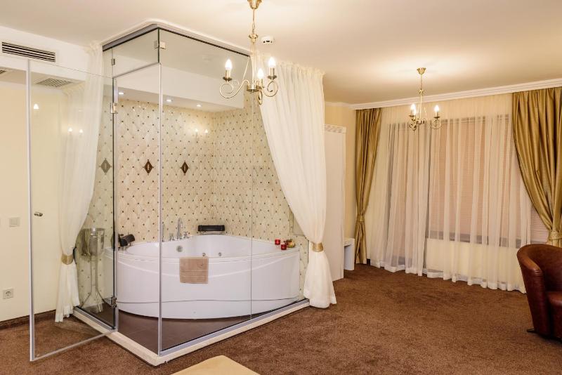 Studio with Spa Bath image 4