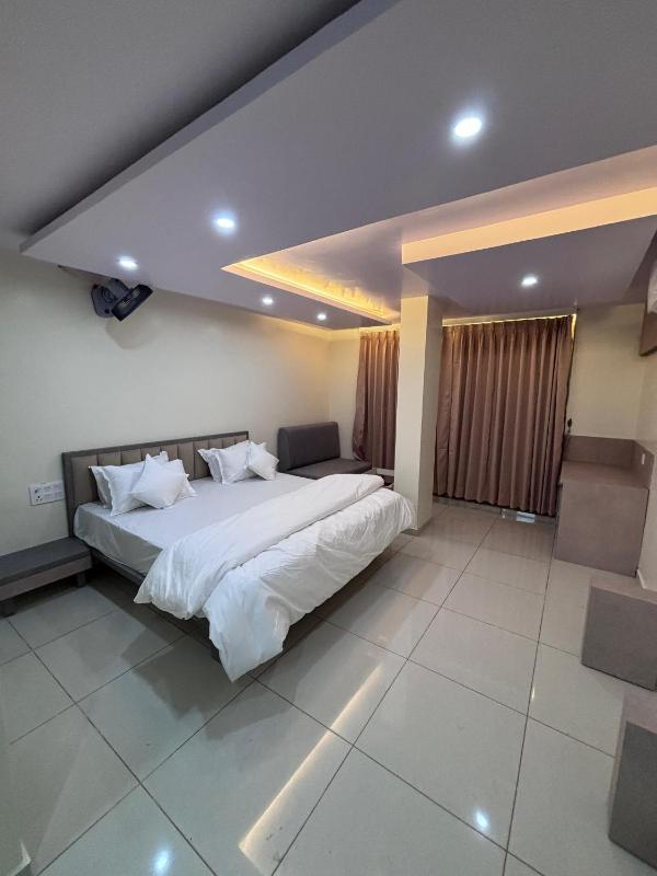 NR Hotel - image 8
