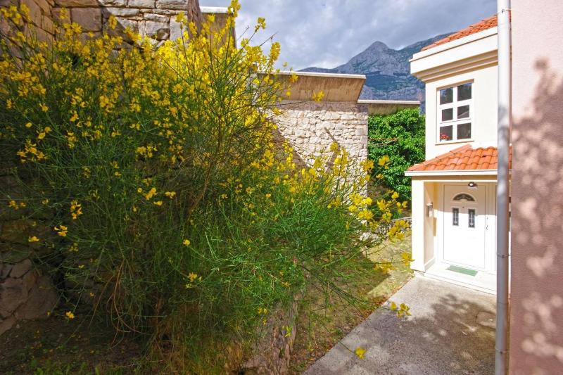 Apartments by the sea Makarska - 19202 - image 11