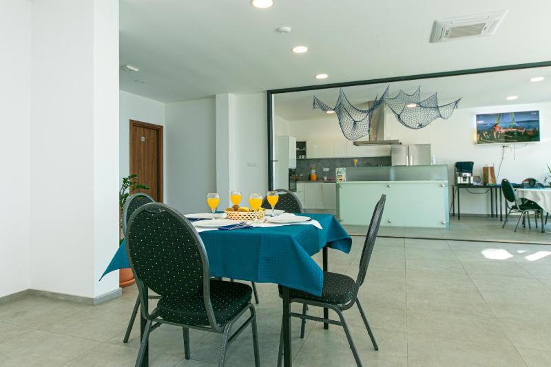 Seaside apartments with a swimming pool Brela Makarska - 20229 - image 35