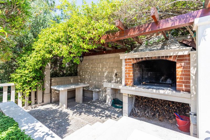 Family-friendly apartments with swimming pool Splitska Brac - 23224 - image 11