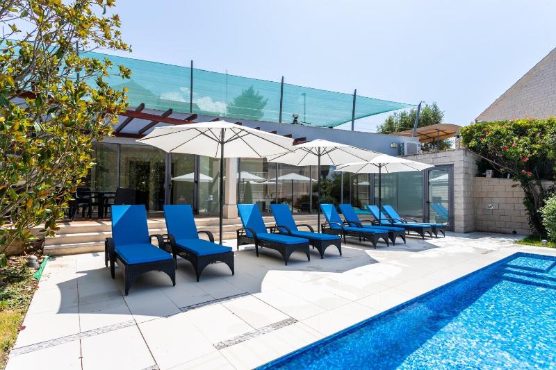 Family-friendly apartments with swimming pool Splitska Brac - 23224 - image 39