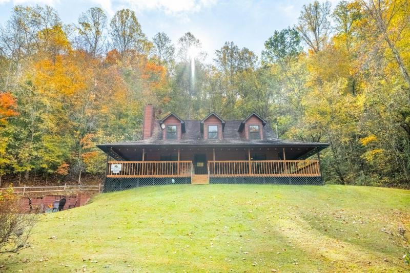 Hidden Hollow Lodge - Movie Nights Game Fun Fireside Stories & Hot Tub Soaks - image 32