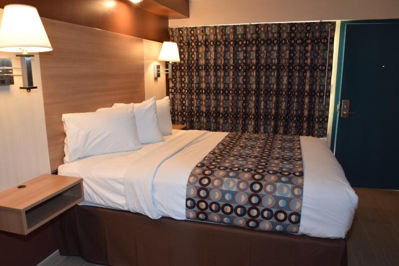Deluxe King Room image 3