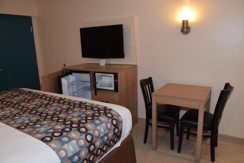 Deluxe King Room image 2