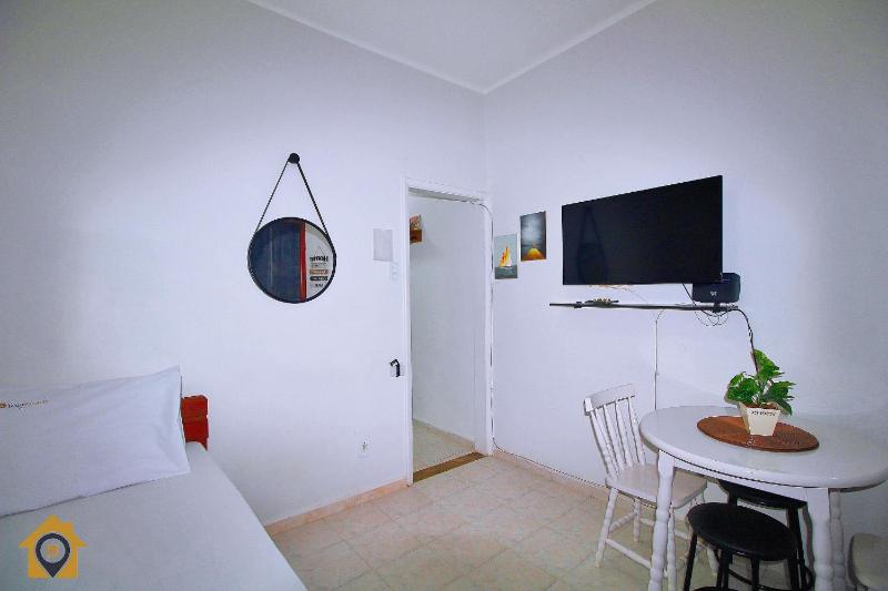 Charmoso Quarto e Sala em Copacabana p/ 4 pessoas - image 1