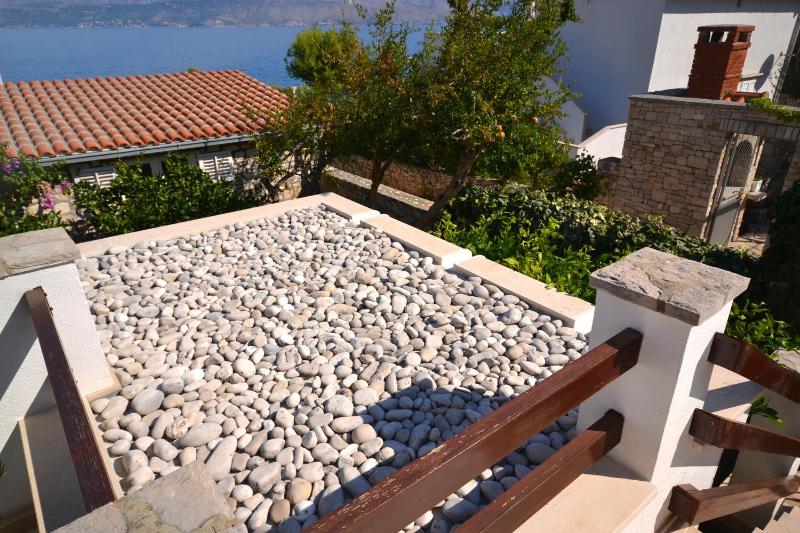 Apartments by the sea Splitska Brac - 11300 - image 24