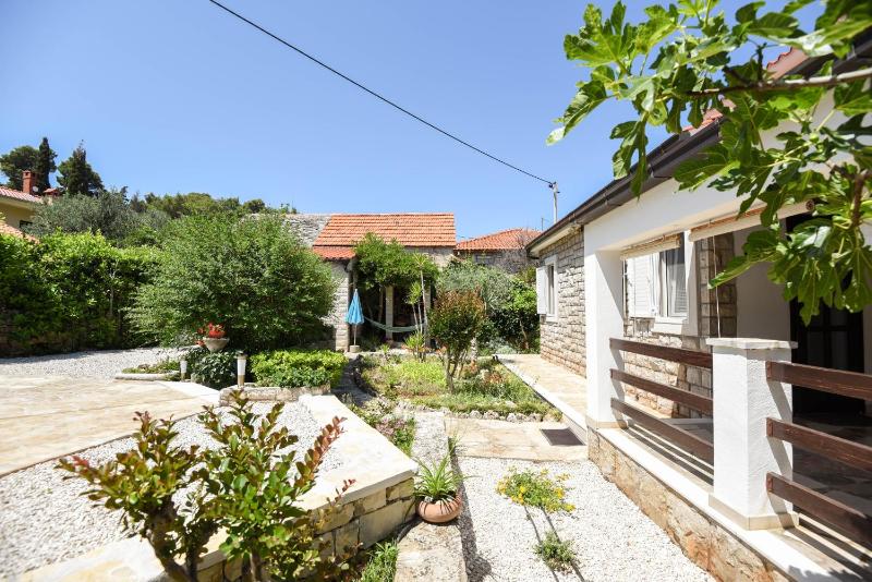 Apartments by the sea Splitska Brac - 11300 - image 10