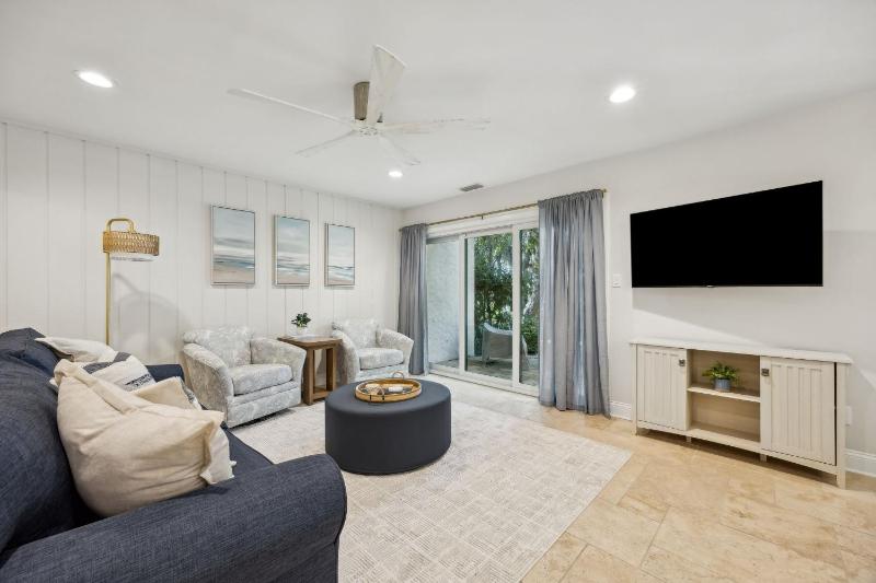 2055 Beach Wood - image 34