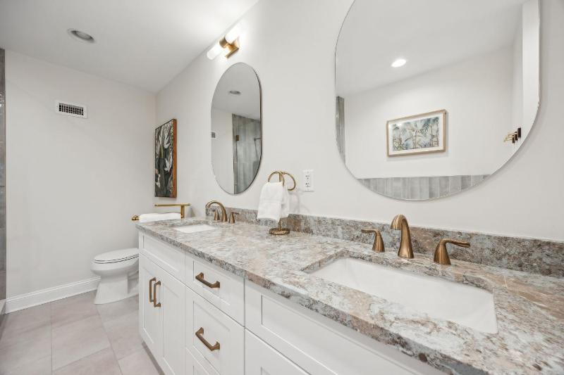 2055 Beach Wood - image 5