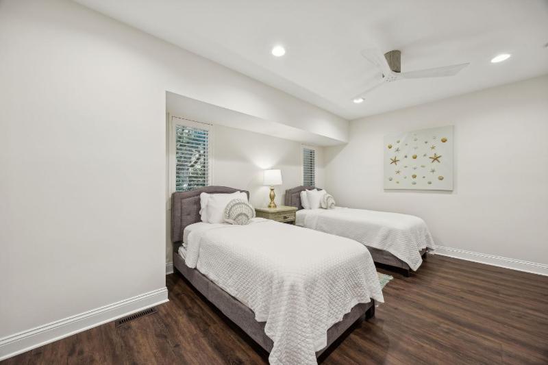2055 Beach Wood - image 19