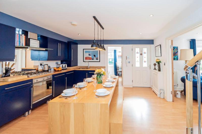 Air Maison - The Coach House - 4 BR with Cinema Room - image 1