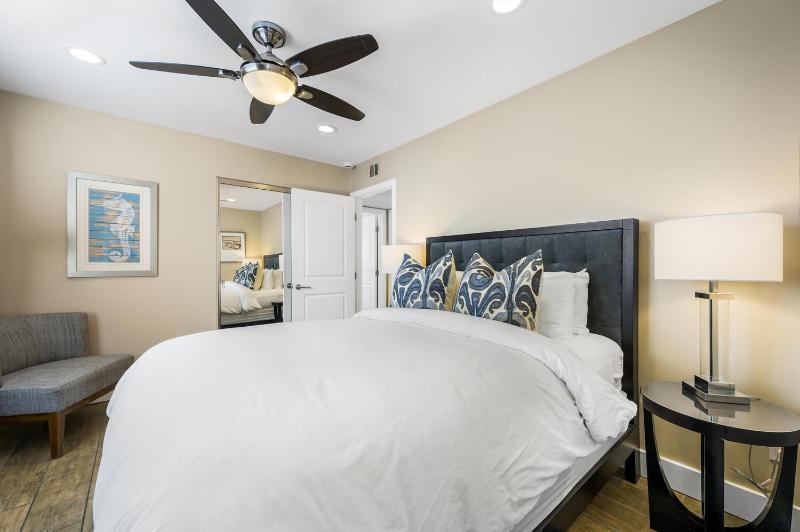 Oceanview Steps to Beach AC Parking - image 12