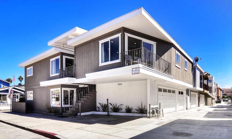 Oceanview Steps to Beach AC Parking - image 20
