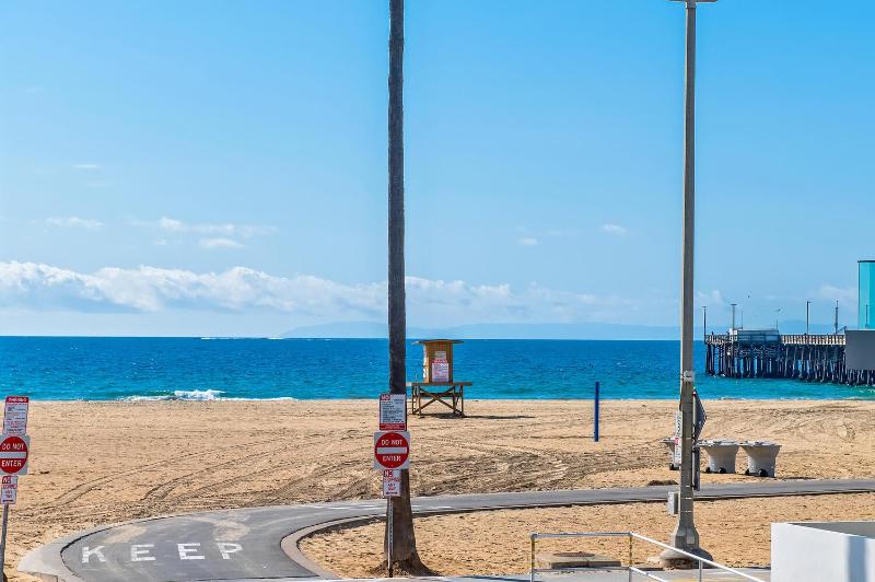 Oceanview Steps to Beach AC Parking - image 24