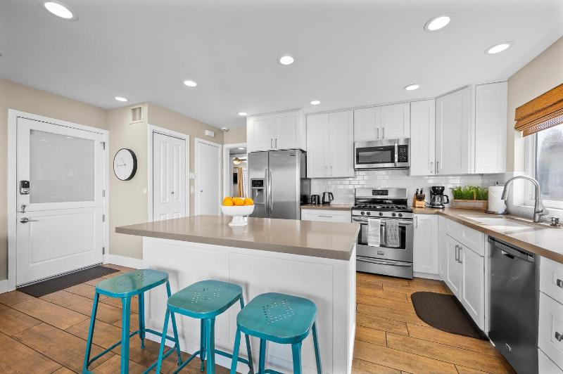 Oceanview Steps to Beach AC Parking - image 7