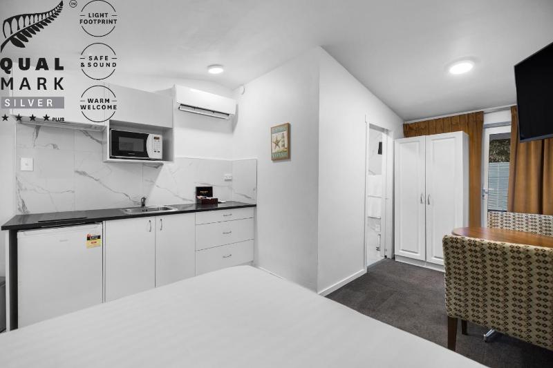 Lakeview Colonial Motel - image 31