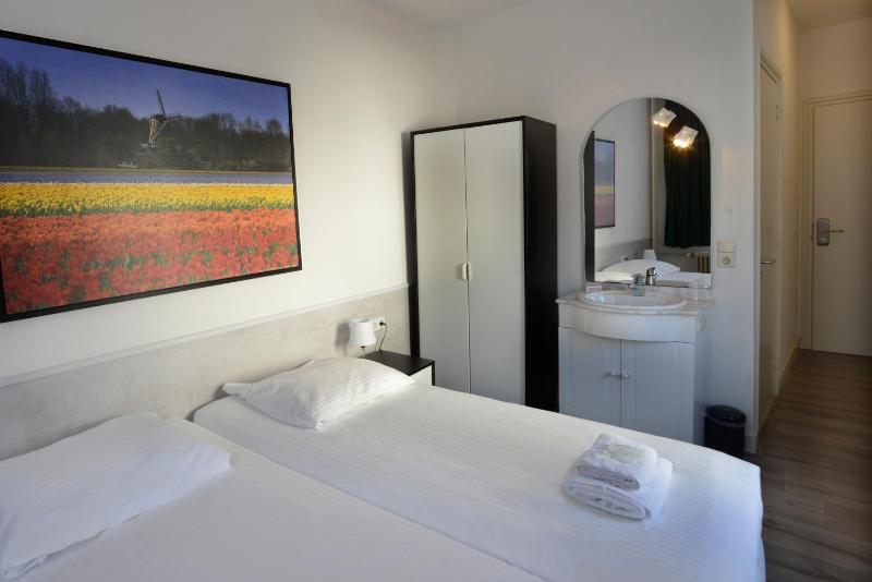 Standard Double or Twin Room image 4