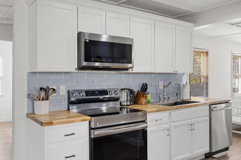 Cozy 2BR Home Near Downtown w Backyard & Parking - image 3