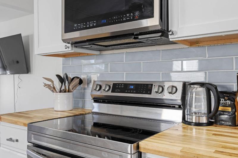 Cozy 2BR Home Near Downtown w Backyard & Parking - image 25