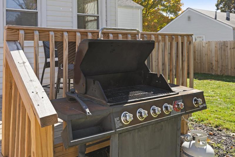 Cozy 2BR Home Near Downtown w Backyard & Parking - image 31