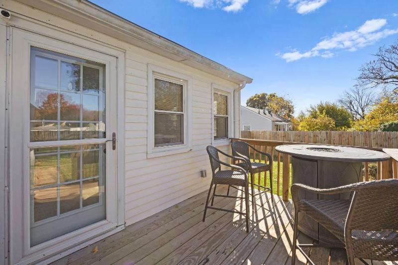 Cozy 2BR Home Near Downtown w Backyard & Parking - image 19