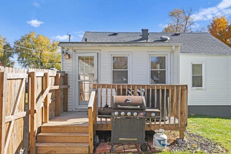 Cozy 2BR Home Near Downtown w Backyard & Parking - image 6
